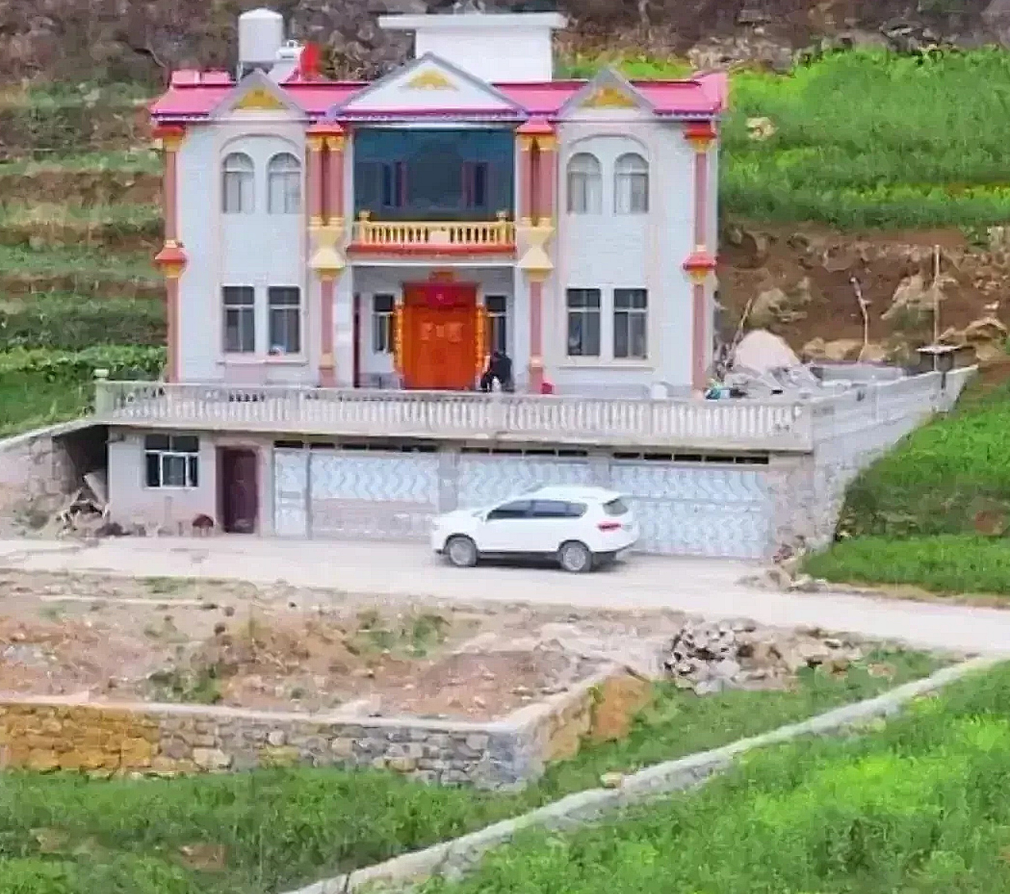 广东深圳:小王老家在农村,父母为了小王盖了一套别墅