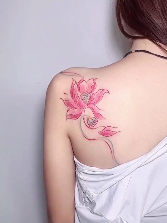 美女后背荷花刺青完工,大家看看怎么样