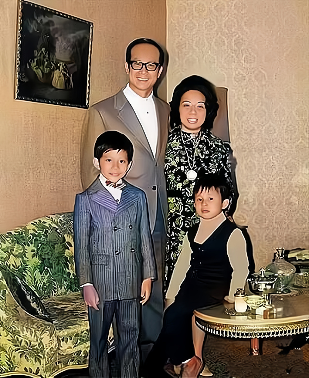 的家庭照片,一家人都衣着华丽庄重,房间也一看就是富豪人家的装修