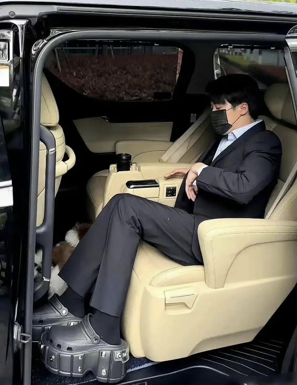 被檀健次脚上的鞋子惊呆了,好丑啊,压根不适合搭配西装.