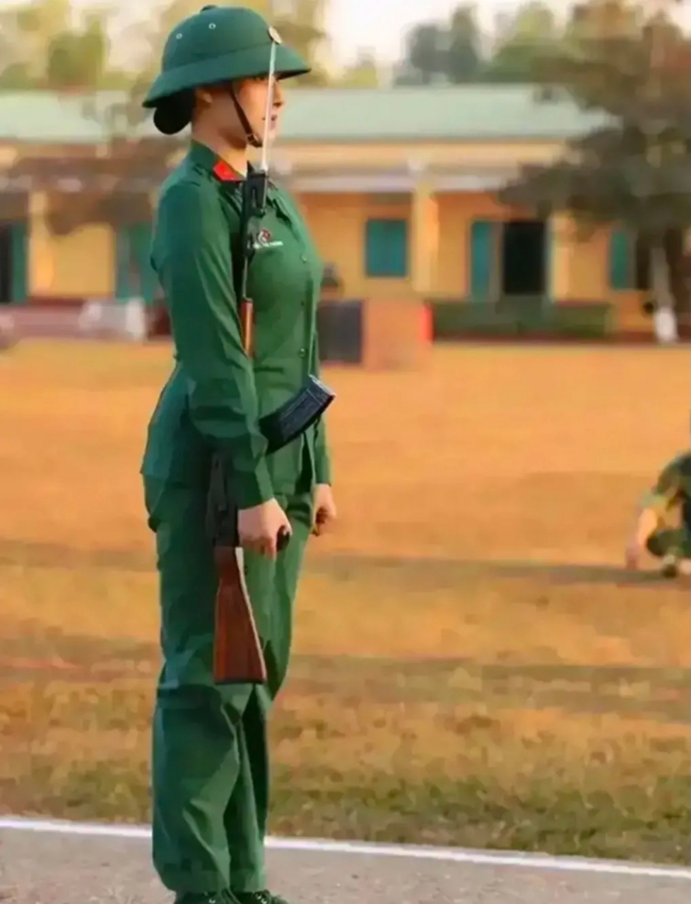 2012年,一名越南女兵训练中抓拍到的照片