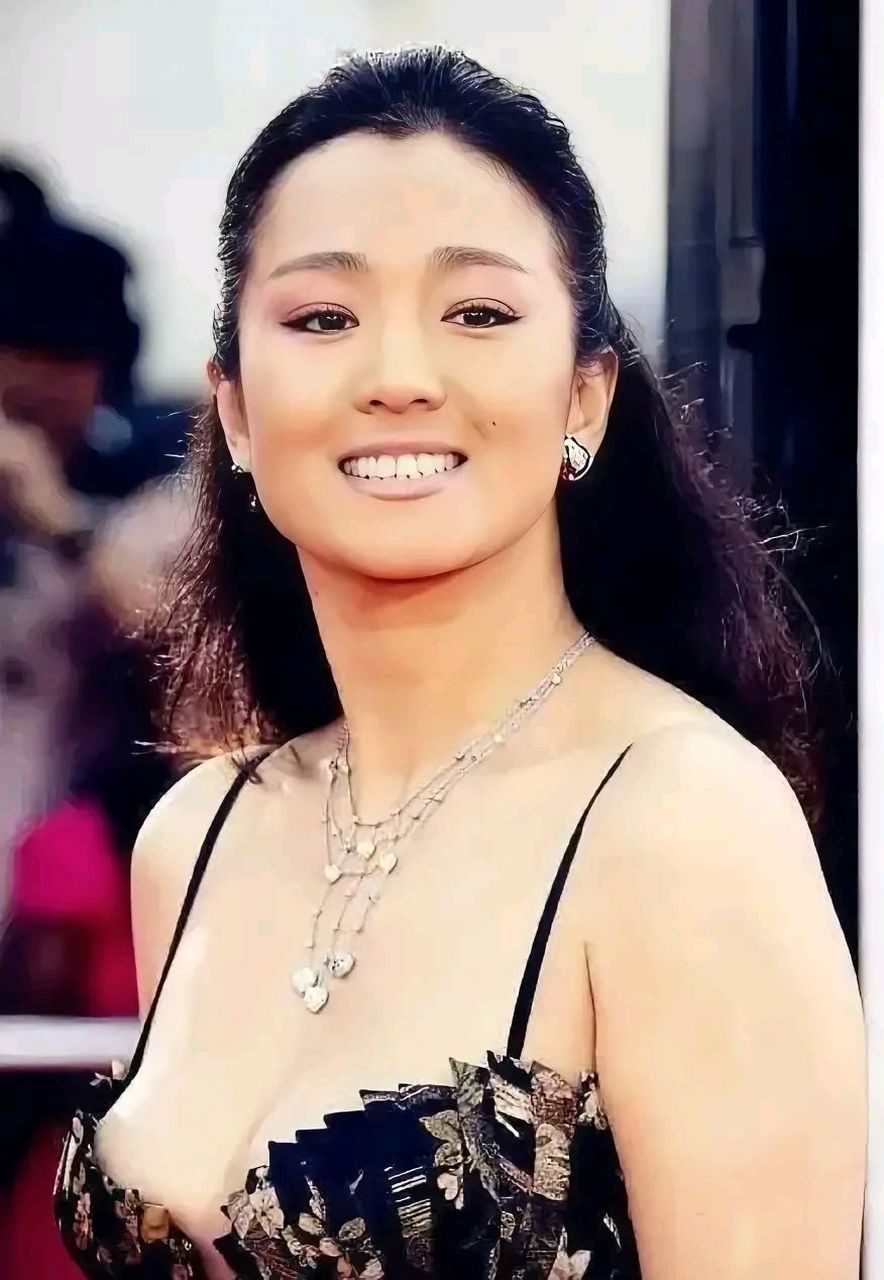巩俐绝对是世界最美的女人之一,她是一位世界级的女演员,美貌令人难以