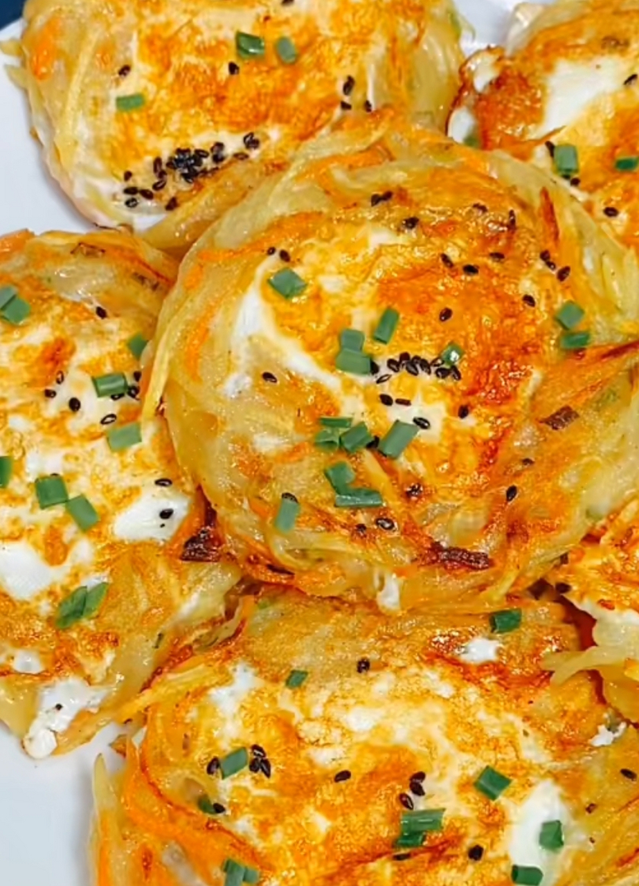 土豆丝鸡蛋饼  做法:  1:土豆消掉外皮,冲洗干净,擦成细丝.