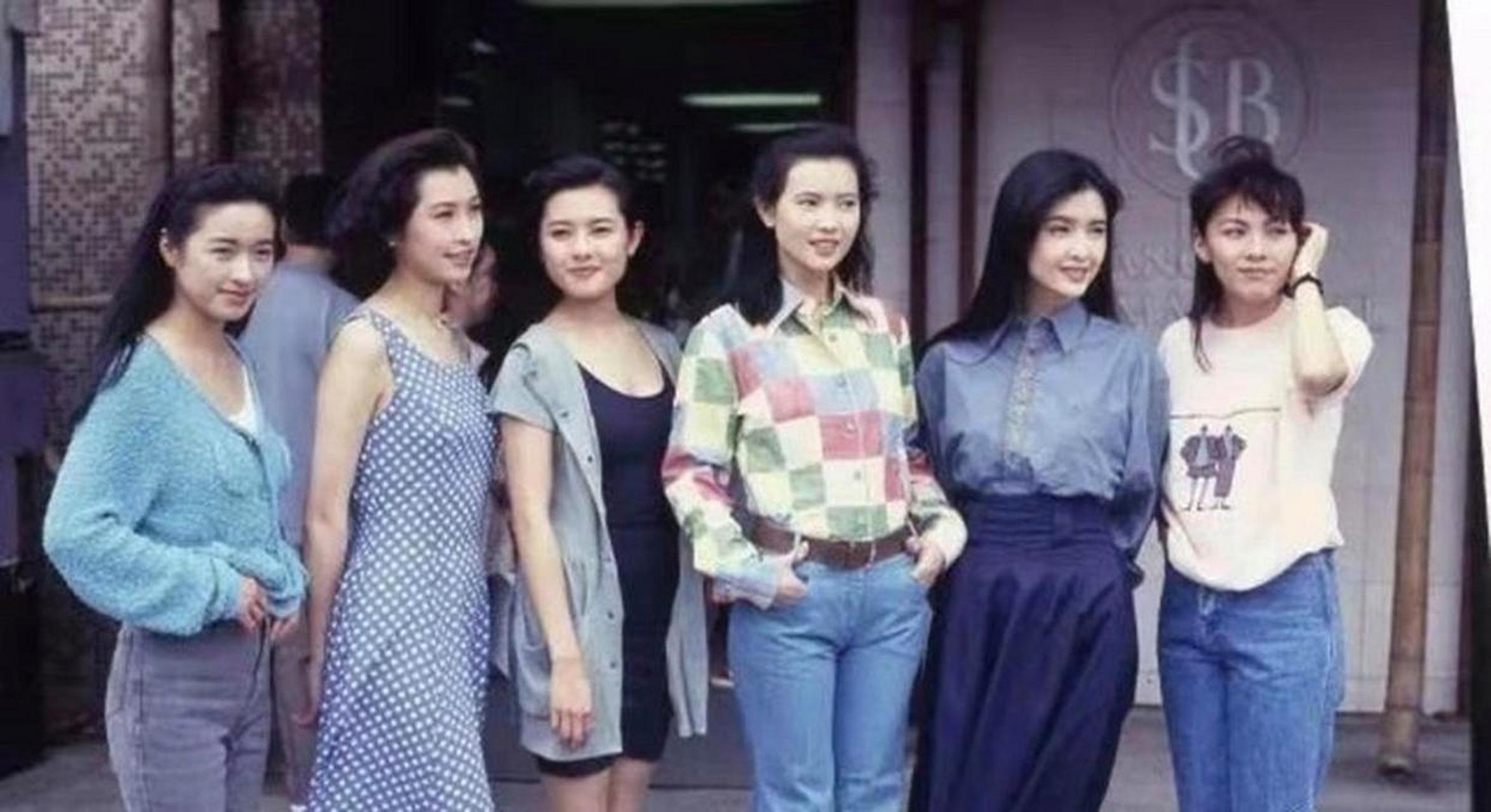 四十年前的港星合照,我就知道周慧敏大美女,其他面熟但叫不上名字[尬