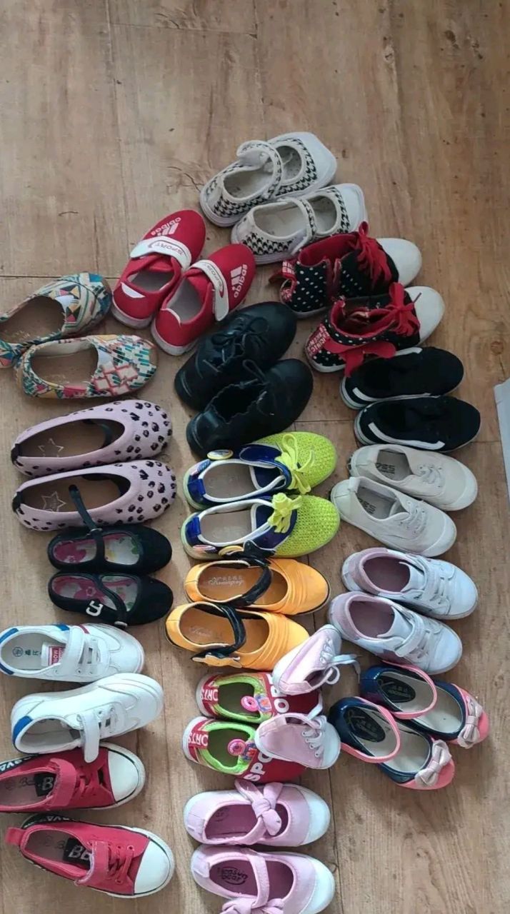 孩子姑姑又收拾一堆鞋送来了,多大的都有,不知道啥意思也不问问我需不
