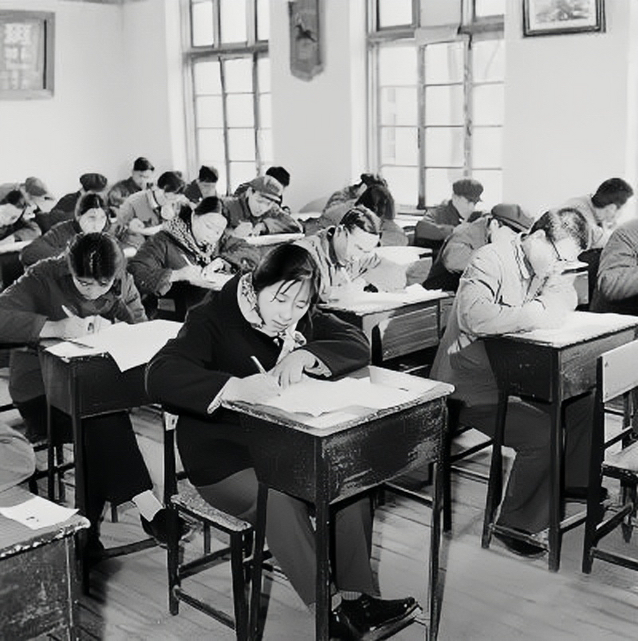 这是1977年恢复高考后,1979年北京高考的场景,两位女生谈笑风生,看来