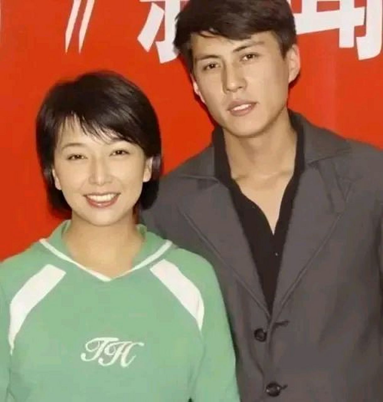 2002年,杨志刚和江珊拍戏,杨志刚从背后抱住江珊,结果江珊来了这么