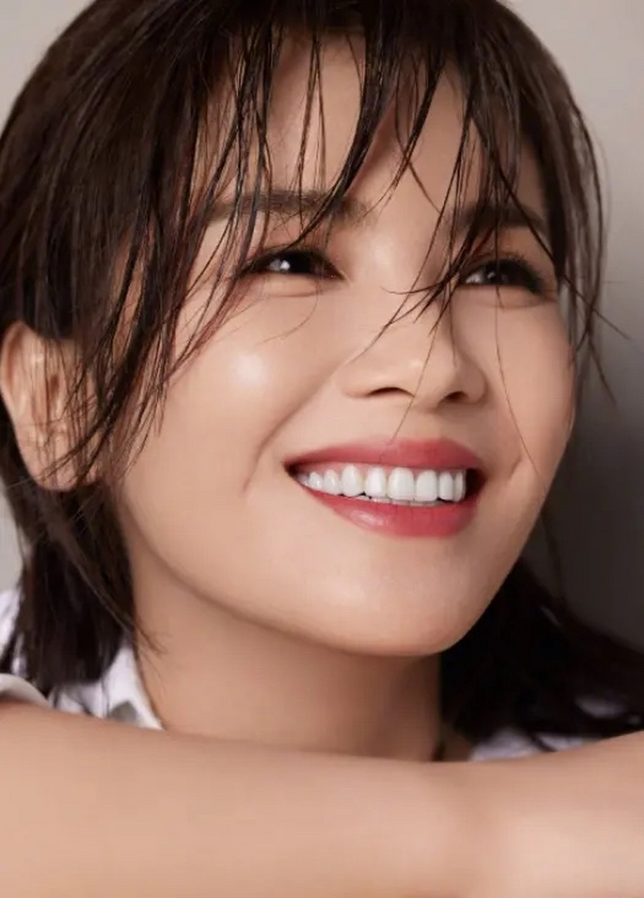 刘涛为了装烤瓷牙,先是拔掉了所有牙齿,然后又花费了300多万装烤瓷牙.