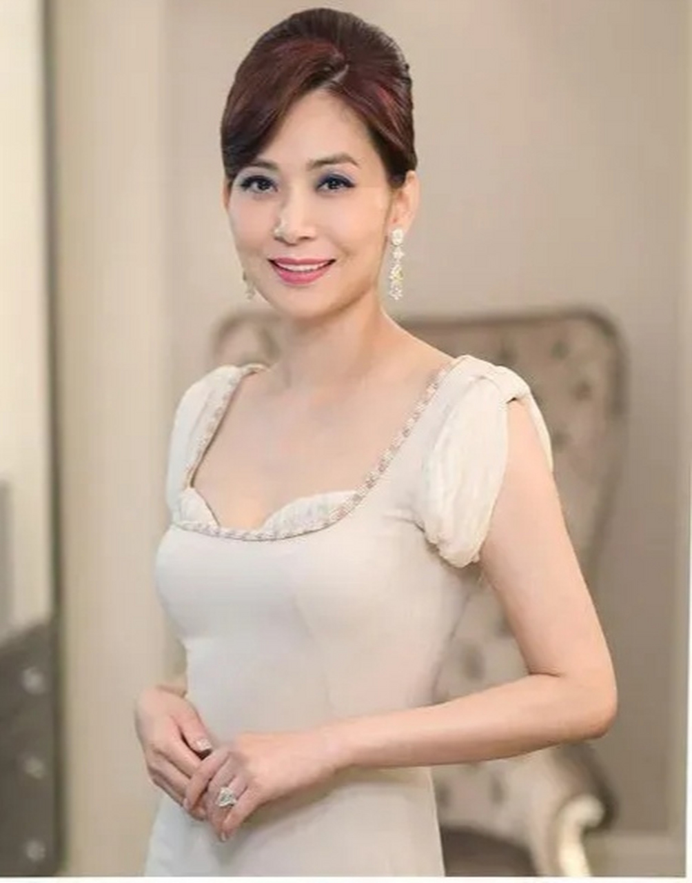 吕良伟有三任妻子     第一任是周海媚,他们于1989年结婚,1996年离婚
