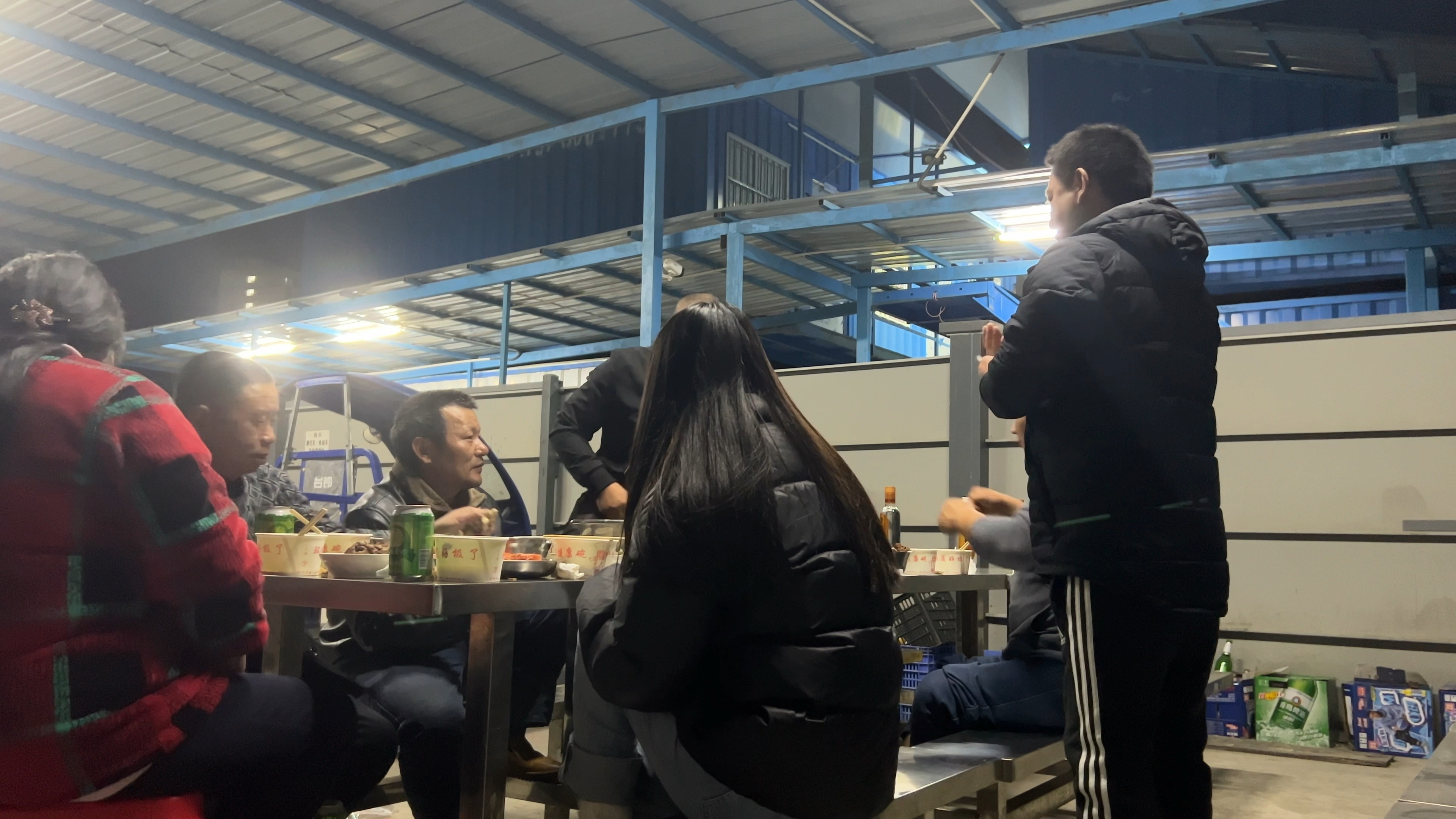 工地过节工友请客吃饭,6个硬菜再配上几瓶白酒,比饭店吃得都香