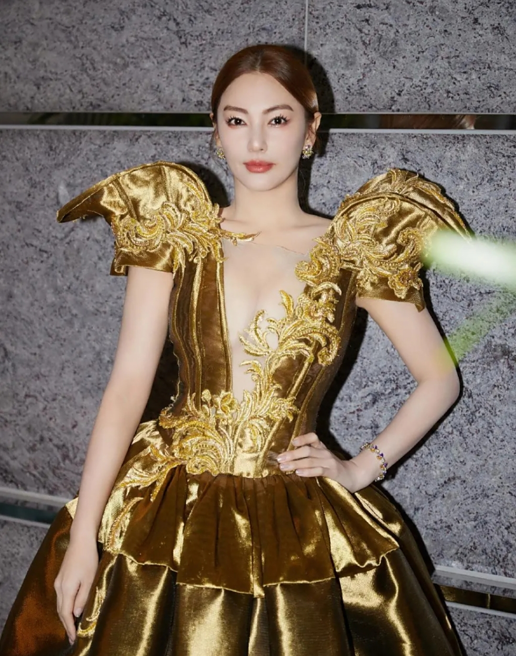 张雨绮一袭金色礼服裙,华丽高贵,个性时尚,性感妩媚,高级感十足,妥妥