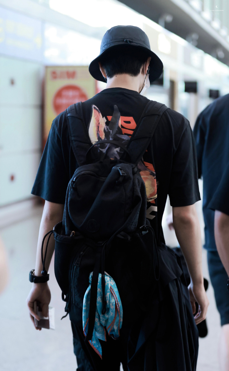 十七岁在泰国被坏人泼油漆,二十六岁是闪闪发亮的大明星了 #王一博