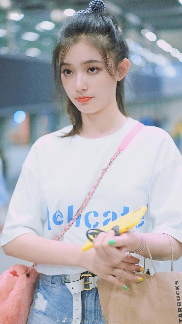 林允原名:费霞,原来她还有这一面,洛丽塔,蕾丝都上身