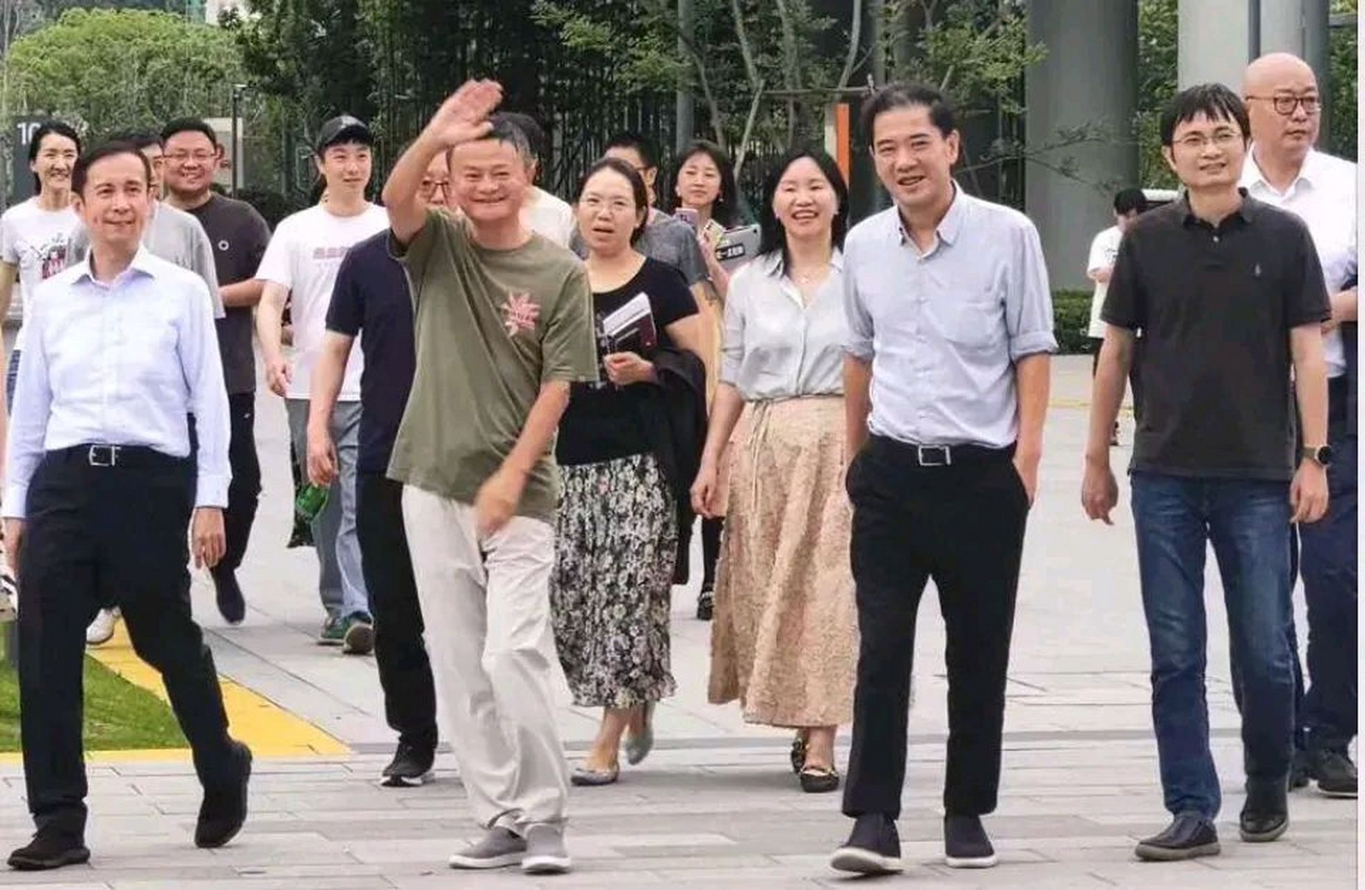 一个马云穿布鞋,阿里人都爱穿布鞋; 一个雷军穿牛仔裤,小米人都穿上