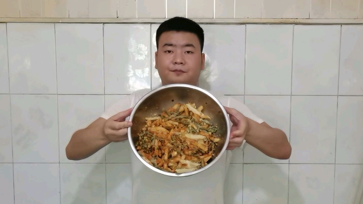 土豆豇豆蒸饭,西北特色美食,香甜软糯浇上辣椒蒜汁,吃着美滋滋