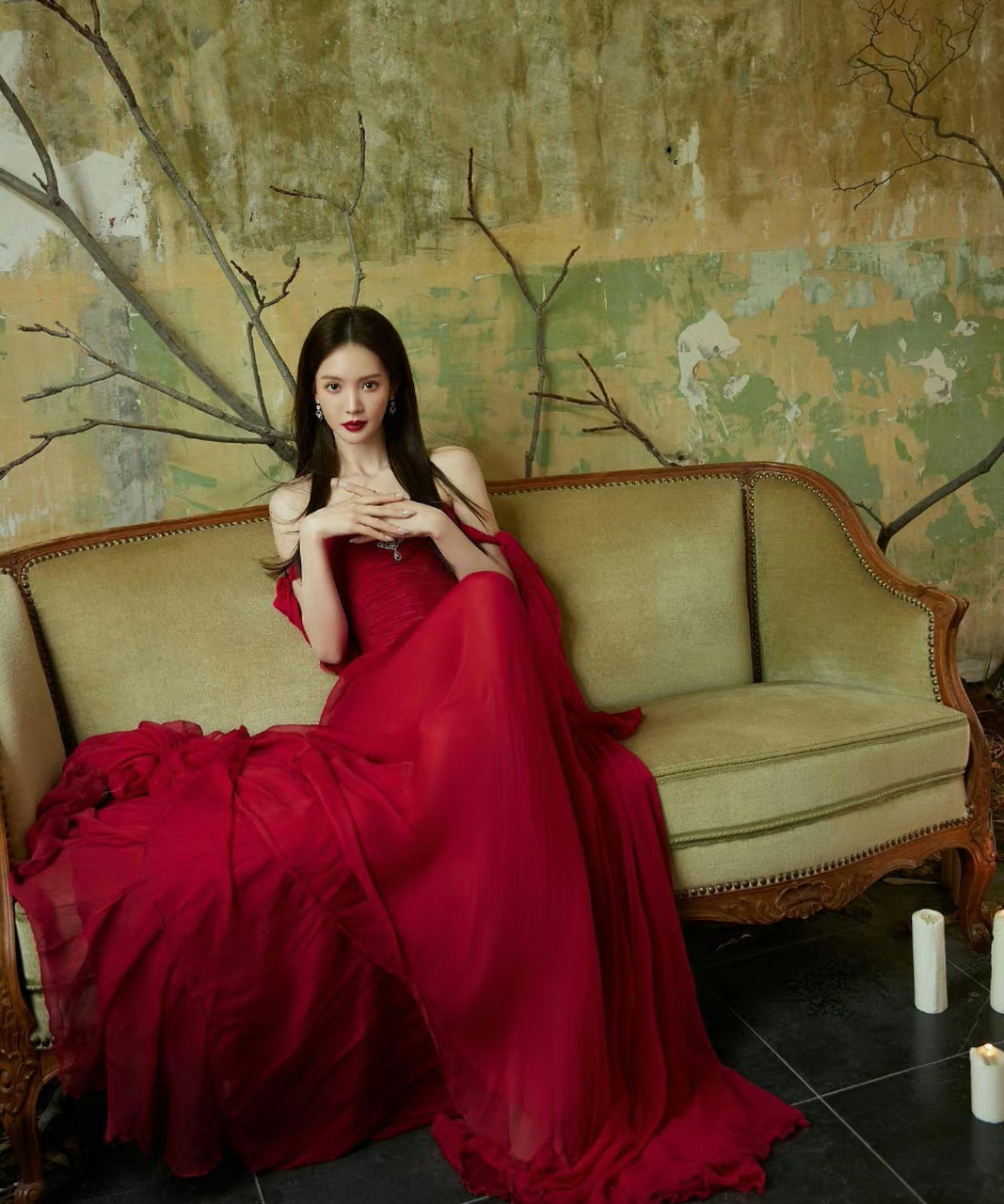 金晨# 一袭红色抹胸长裙,雪肤玉貌,丰腴的事业线,婀娜多姿,风情万种