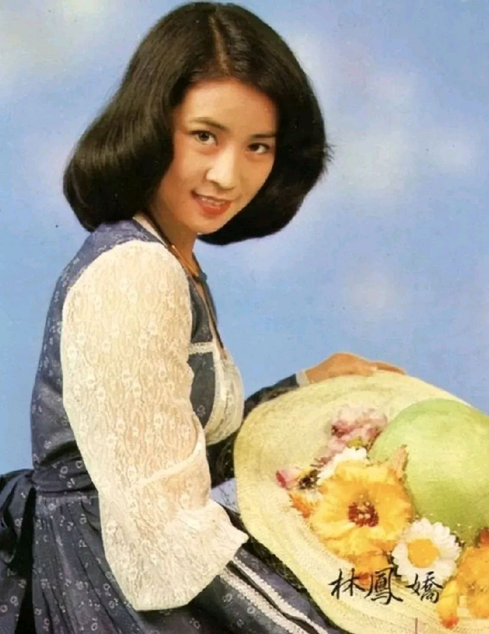 年轻时的林凤娇是典型的气质美女,高鼻梁,大眼睛,樱桃小嘴,像是含了