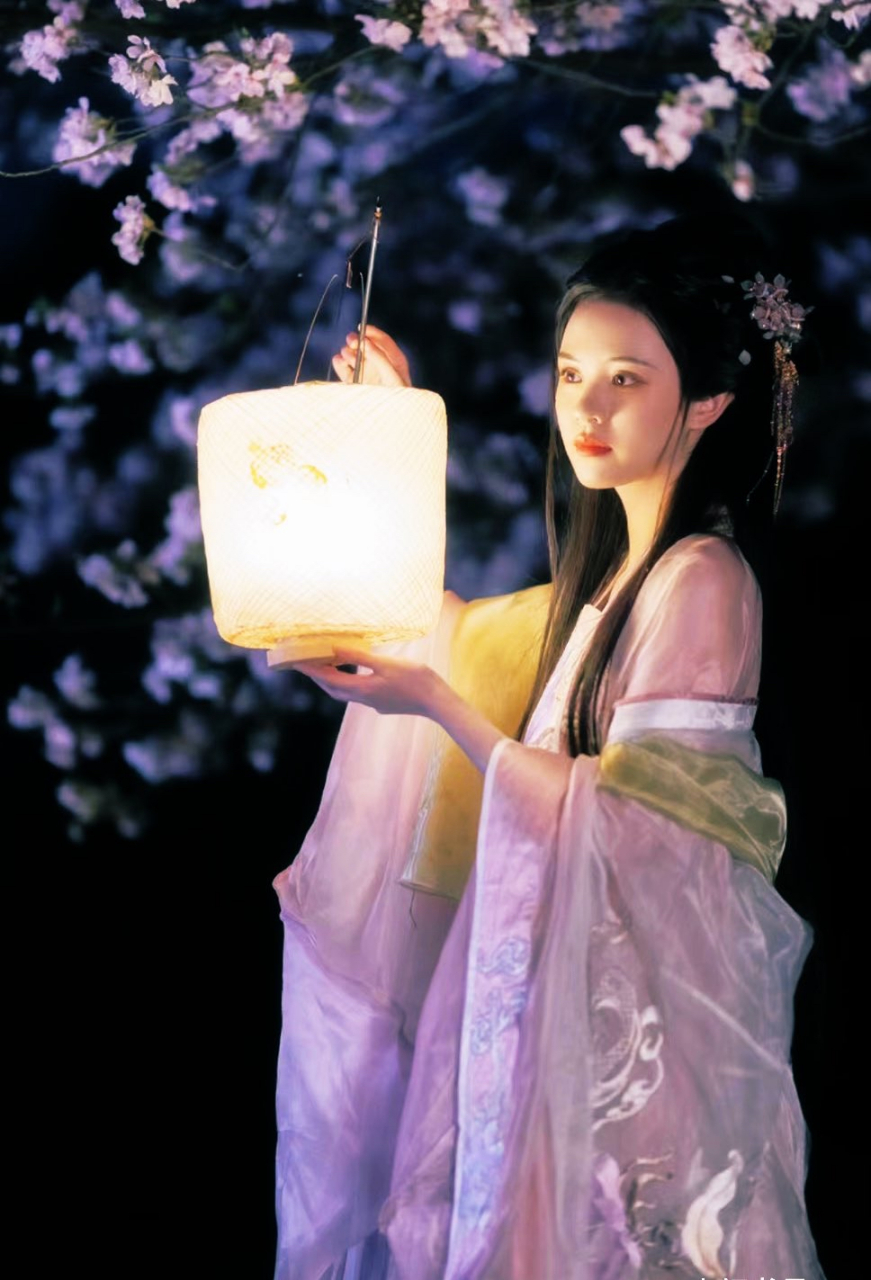 只恐夜深花睡去,故烧高烛照红妆