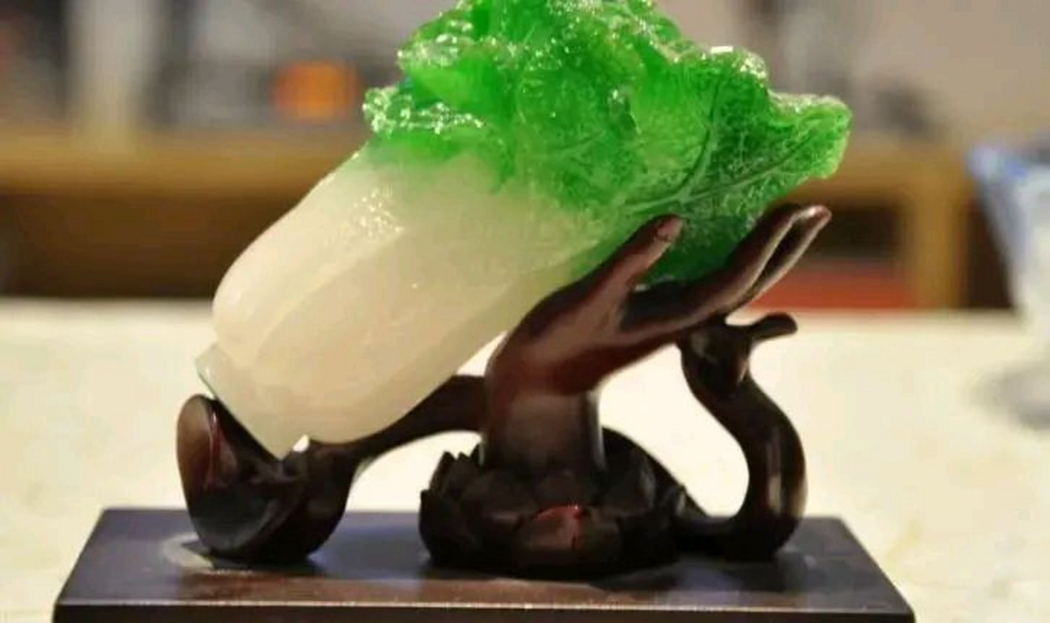 2007年,一名小学生在台北故宫观赏翠玉白菜,他突然指着白菜上的蝈蝈