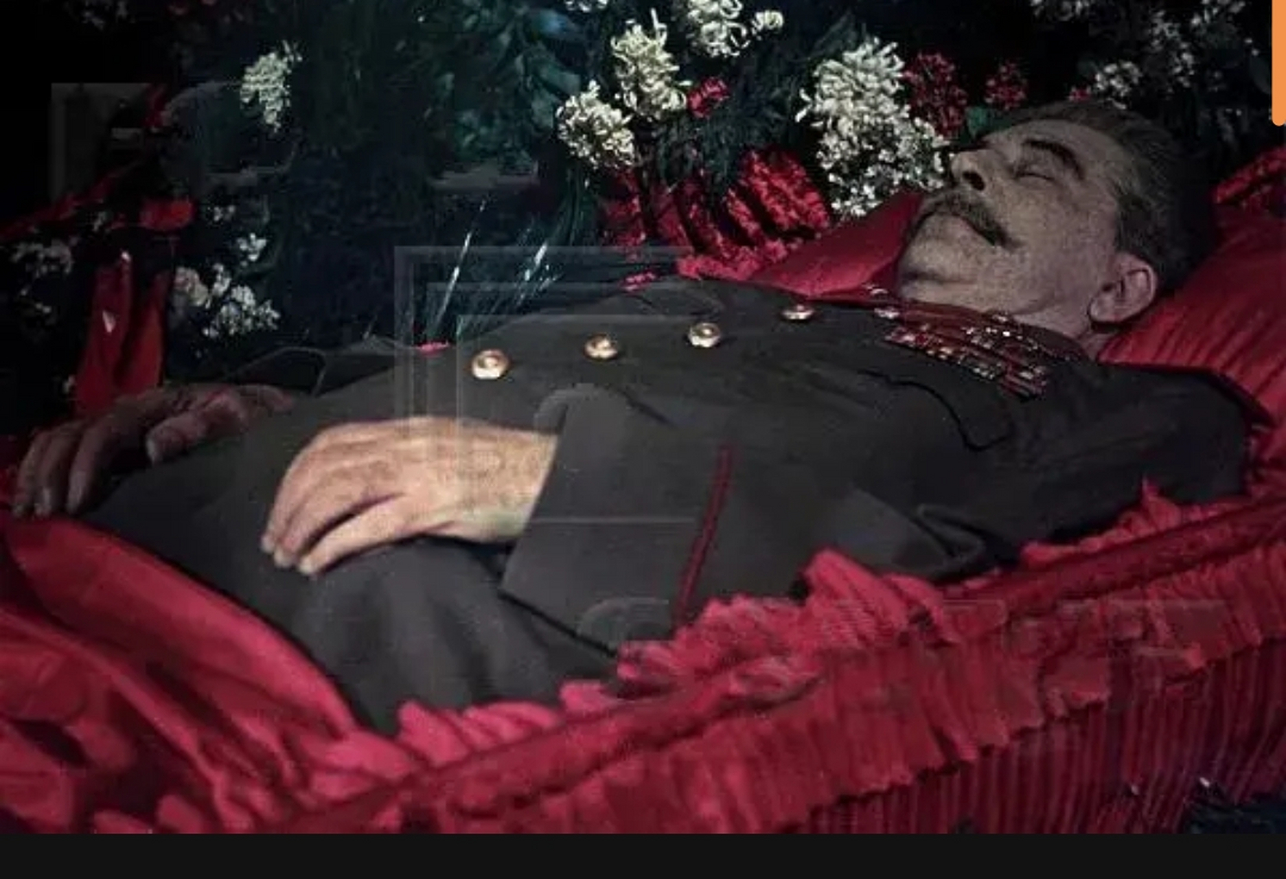 这是1953年,斯大林病逝后,一张罕见的遗容,照片中的他躺在棺材当中