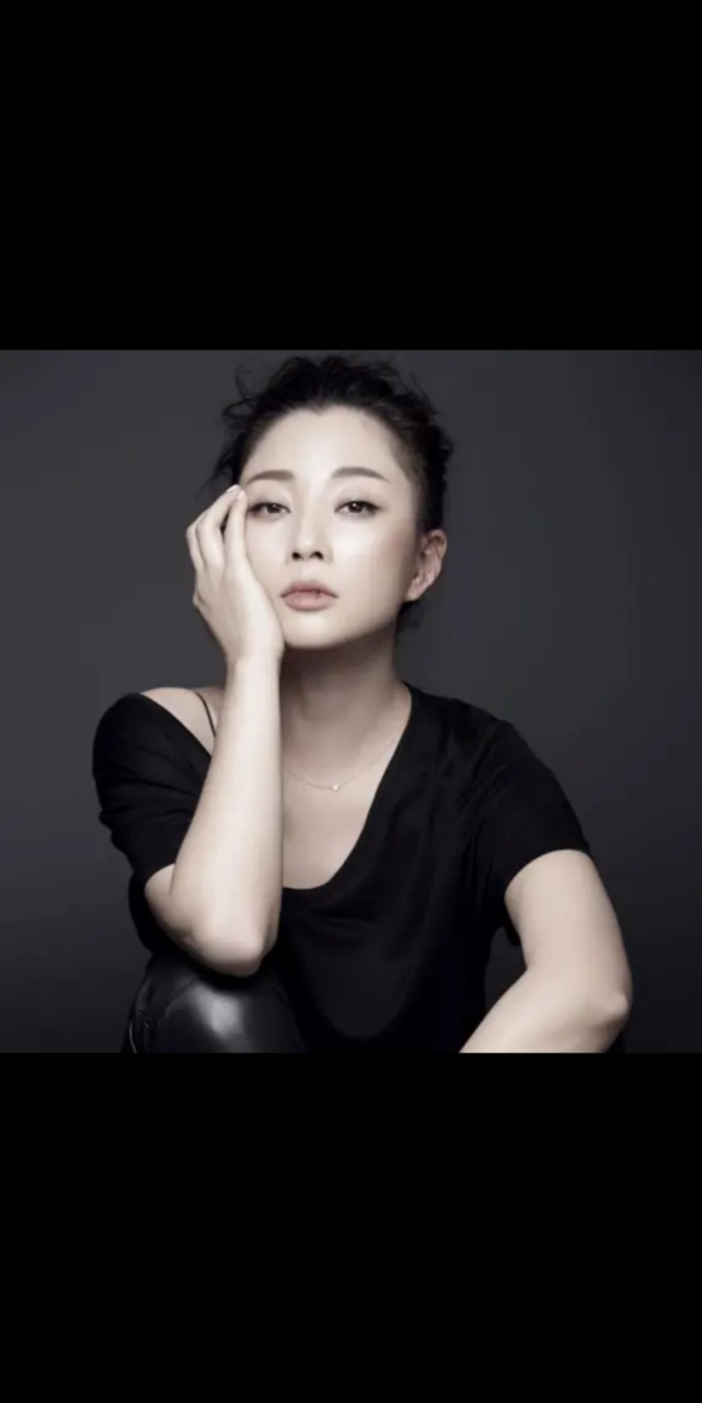 后来孙东海看到了肤白貌美的李小冉,又和她纠缠不清,殷桃找孙东海去