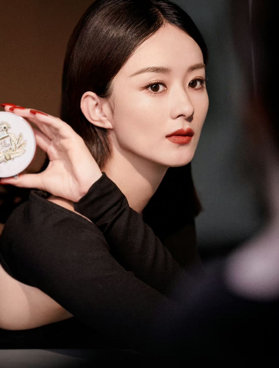 红美甲与黑裙里极致对比,颖姐气场全开,闪耀自信与魅力,尽展女王之姿