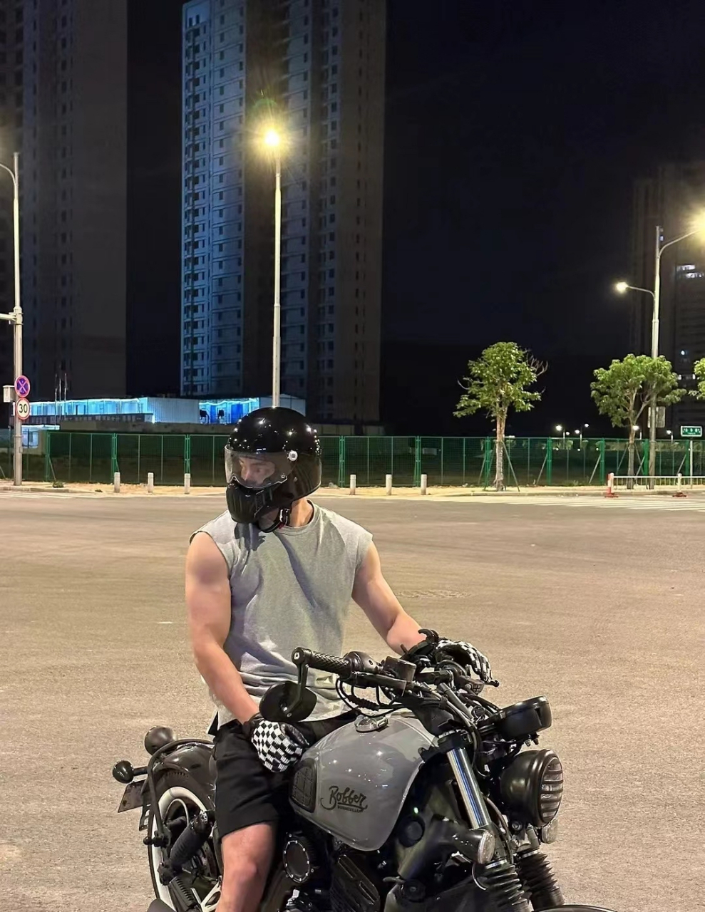 帅哥# #摩托车# #骑行# 机车是每个男人的浪漫