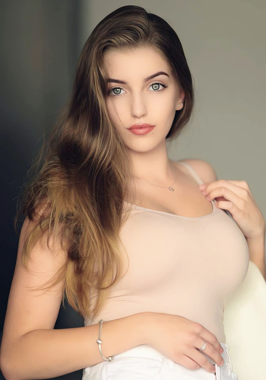 卡米拉是许多人心目中"不一样"的美女,浓眉大眼,深褐发色的她五官精美