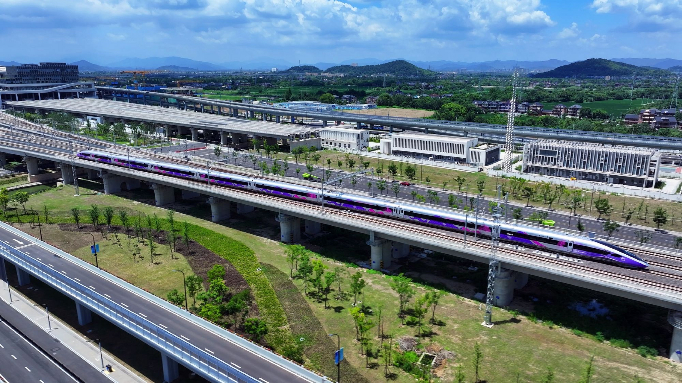 亚运版复兴号首次对外试乘# "鹰隼"车头,江南主题