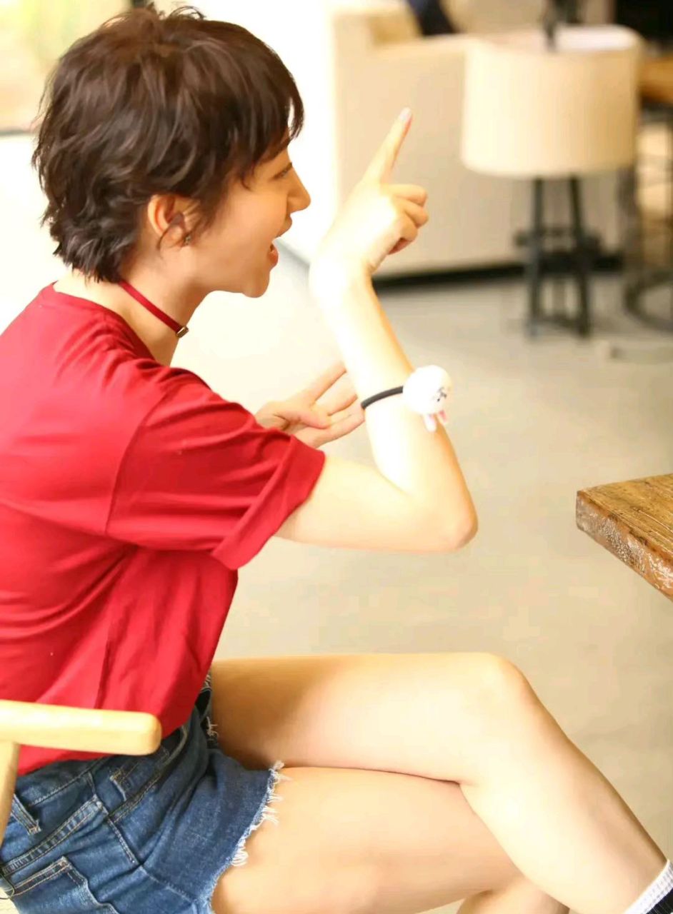 景甜牛仔热裤参加《青春旅社》,美腿修长气质优雅#娱乐最前沿# #明星