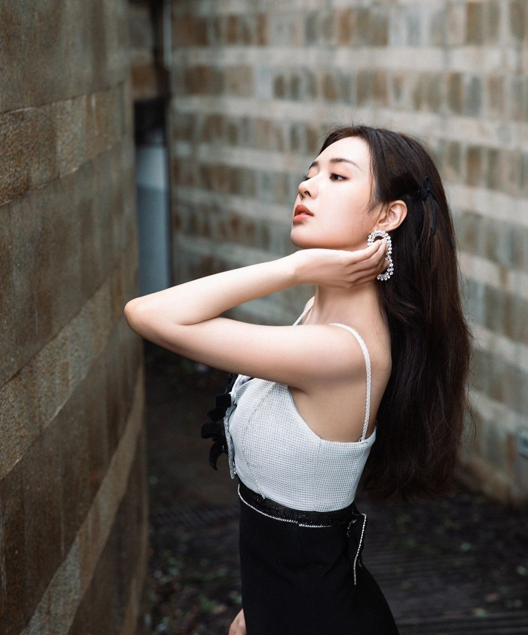 郑合惠子长直发吊带裙侧颜好美,仙气十足!