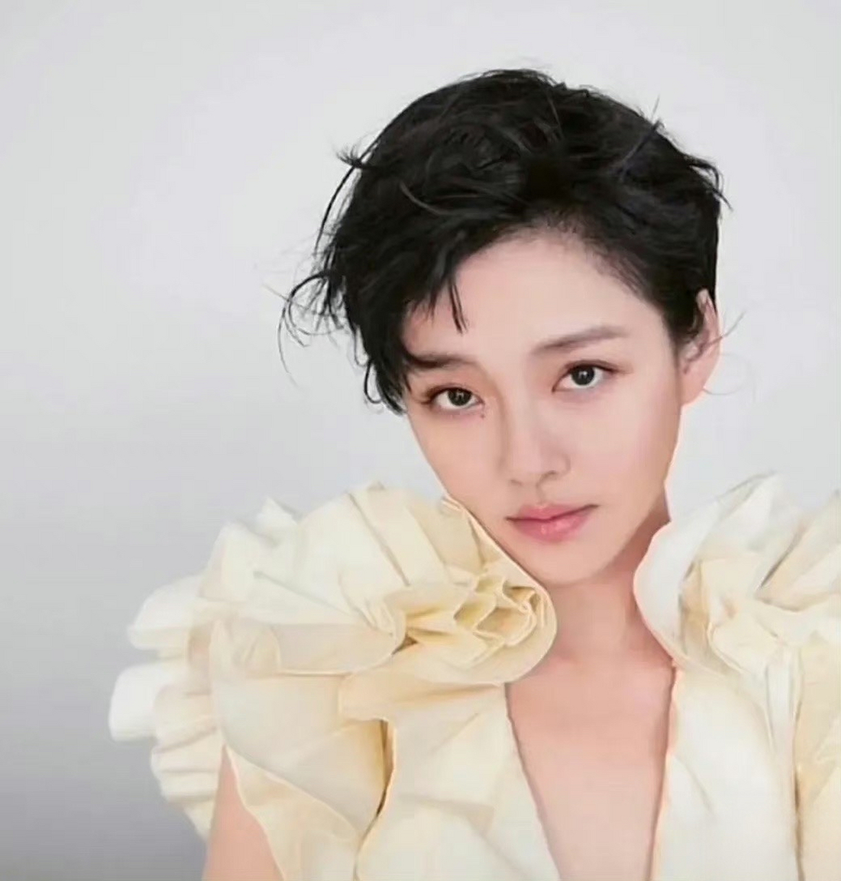 大s,最新杂志照片,剪了短发,身材也很苗条,造型变化挺大.