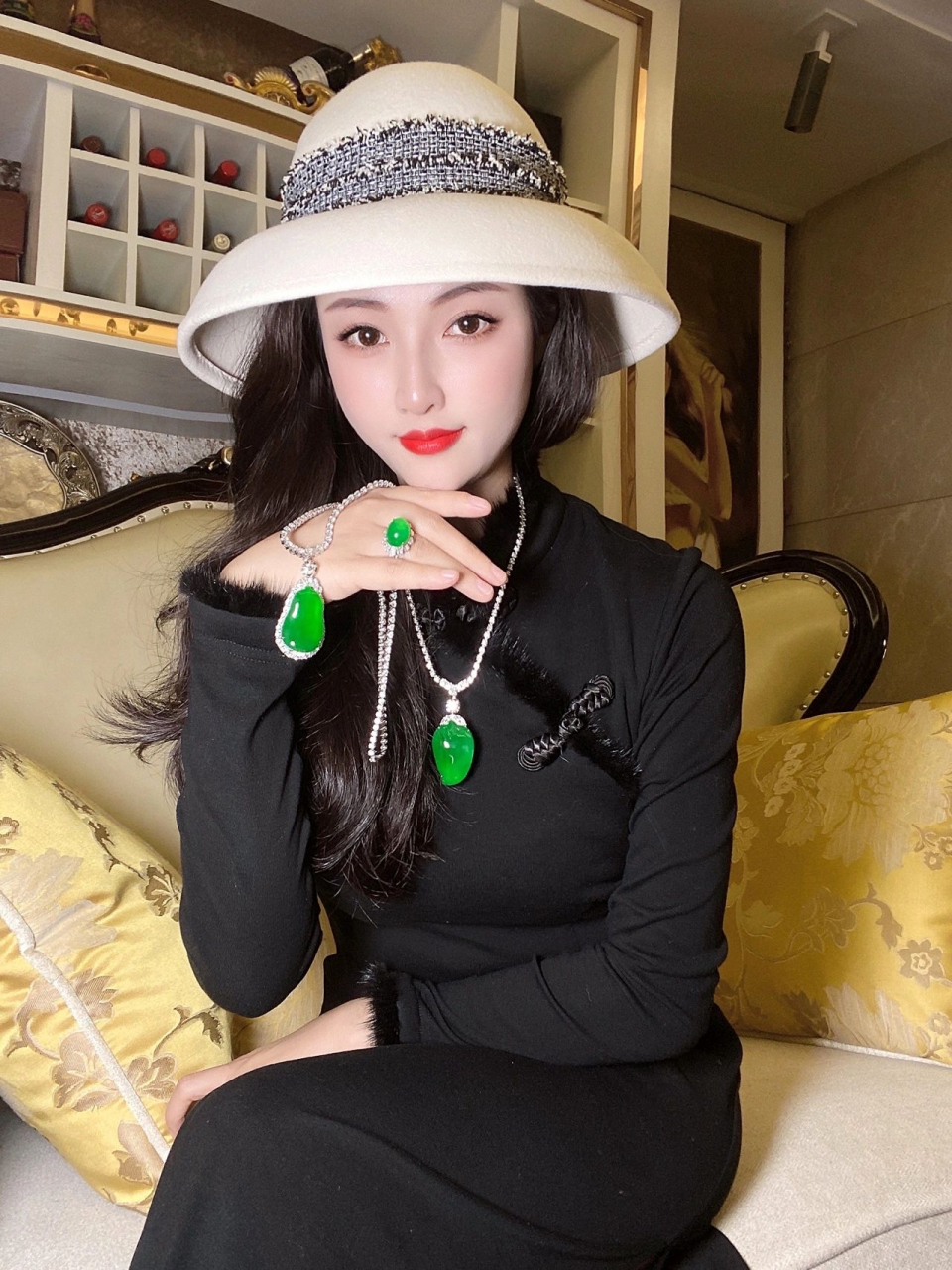 如果将玉石赋予生命的话,越发觉得翡翠是女人.