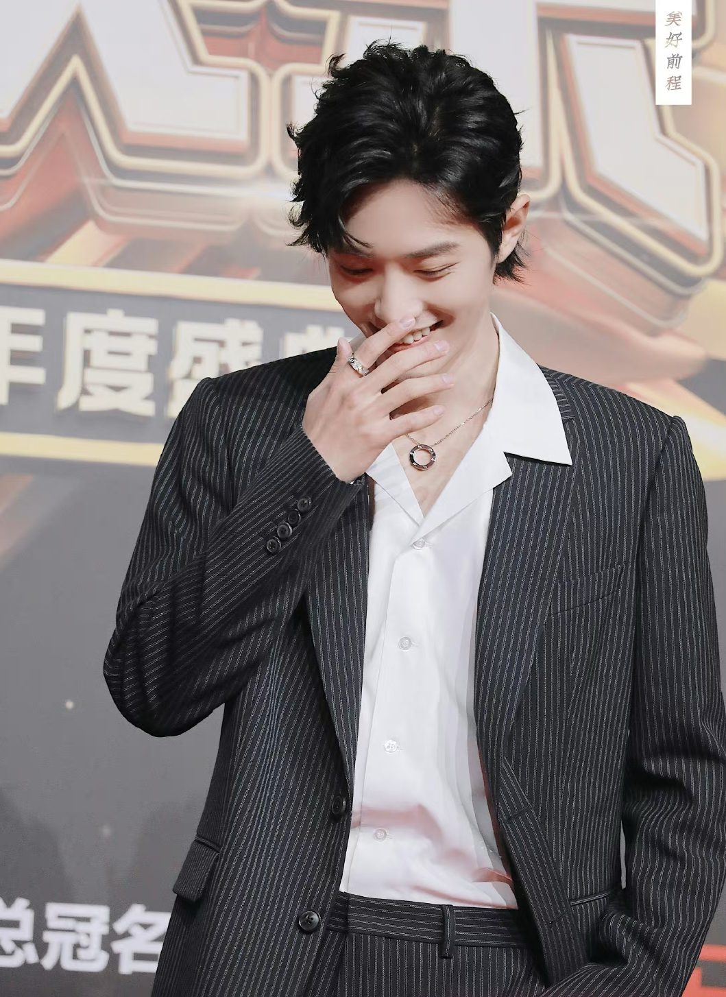 肖战红毯造型哪一套直接封神?第四张瞪大可爱圆圆眼简直了