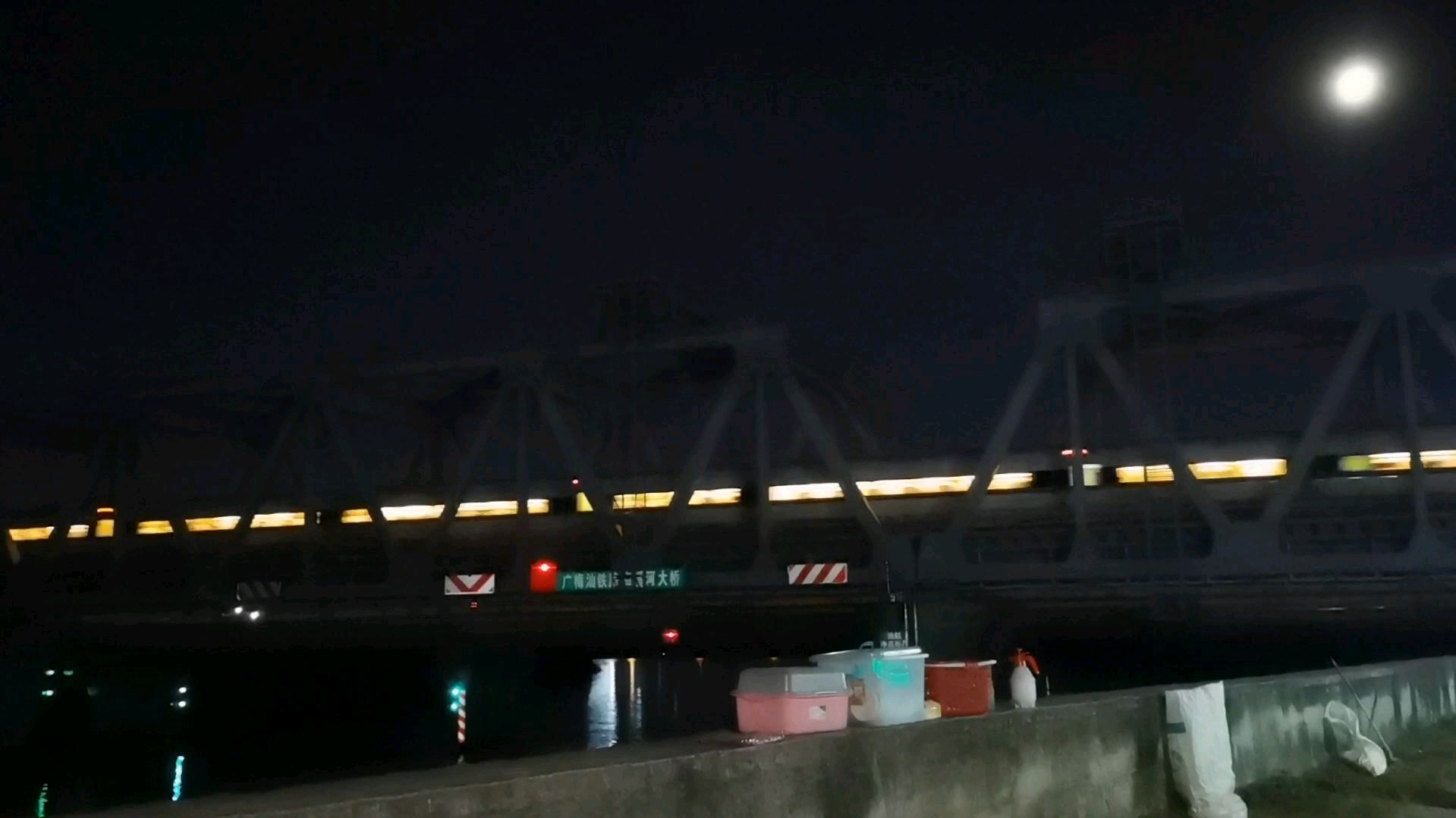 护提上的夜宵,能看韩江边高铁夜景真是,美轮美奂