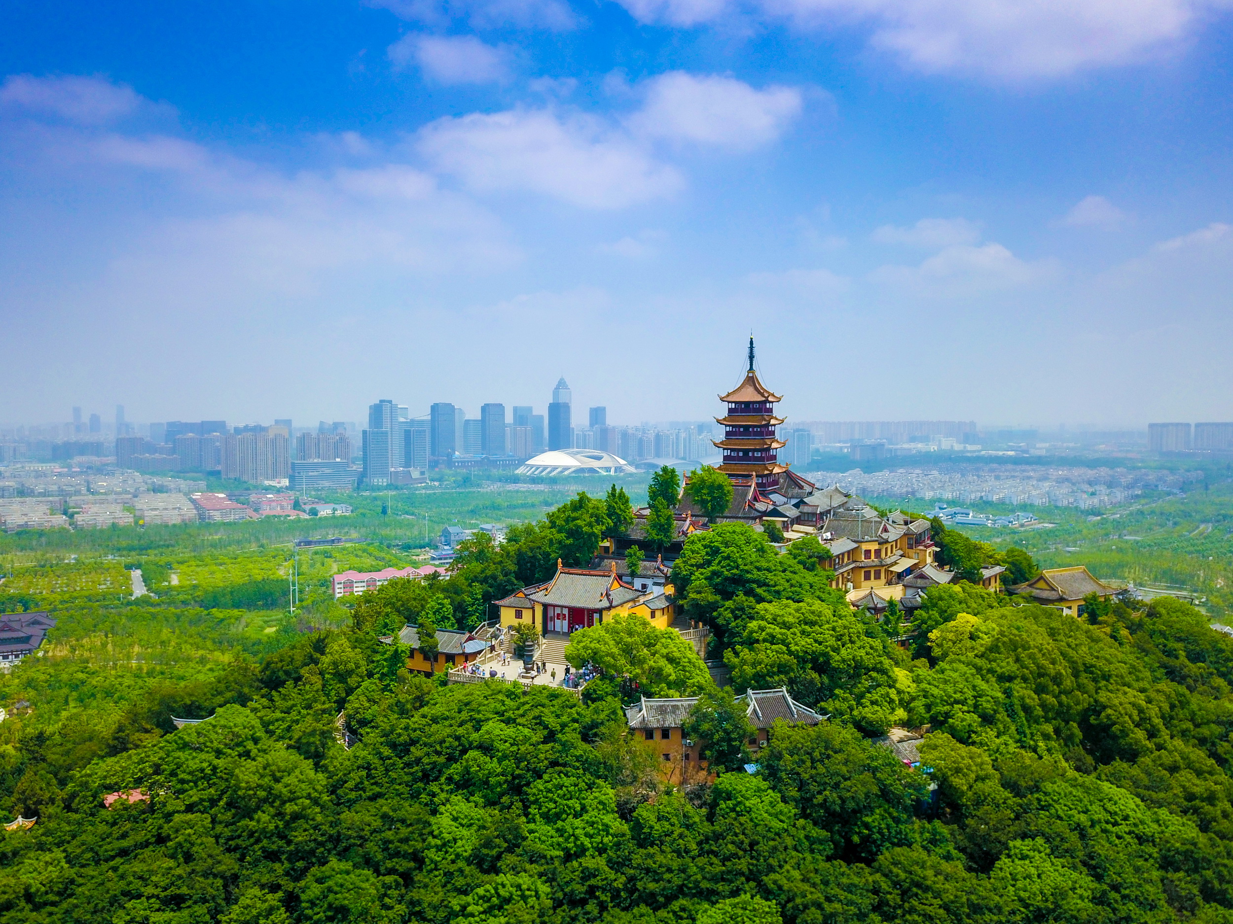 南通狼山,山的风景招人喜欢,到山顶可以欣赏南通市的城市繁华