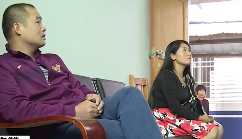 妻子不守妇道与人私奔,被丈夫找到后互殴,妻子:他不秃顶还有情趣