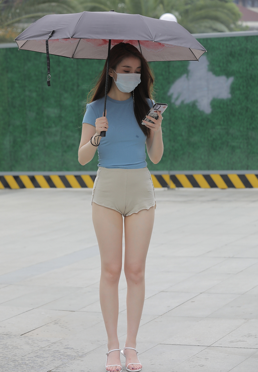 美女外出逛商场