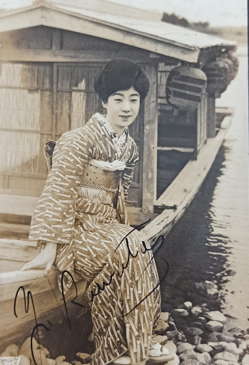 和服美女艺伎～川田芳子～ 扶在河船边 ～有意境民国时期老照片.