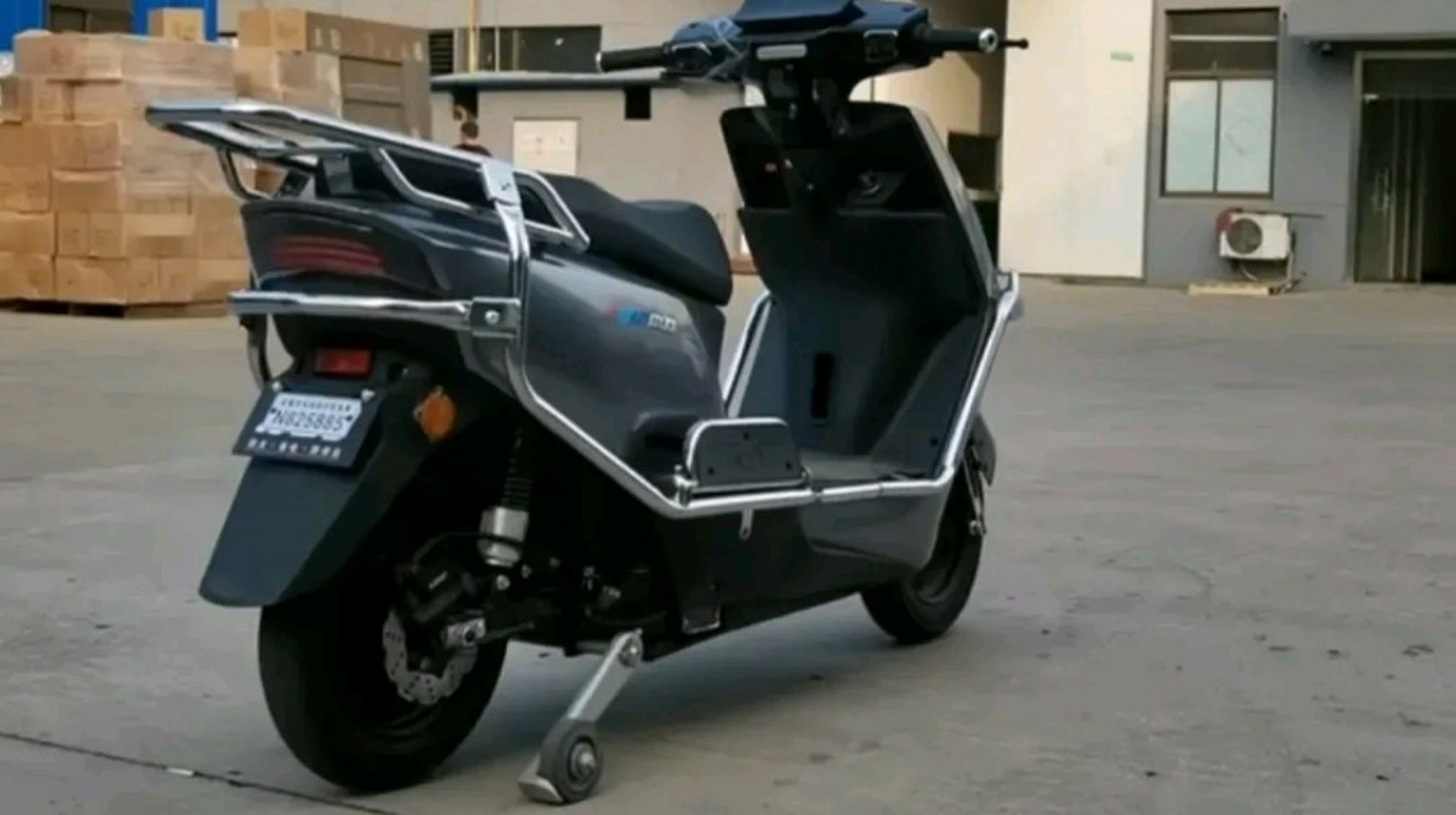 又一大发明,电动车辅助轮,还真第一次听说,它会自动平稳车,人坐上去就