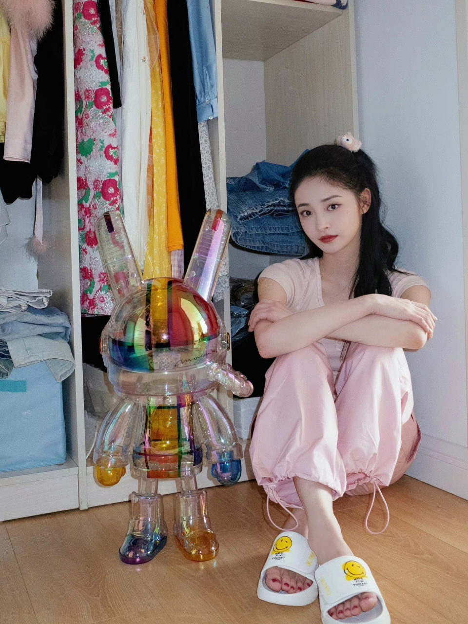 周洁琼光着小脚丫穿着拖鞋居家美照,简单随意的装扮还是那么漂亮[得意