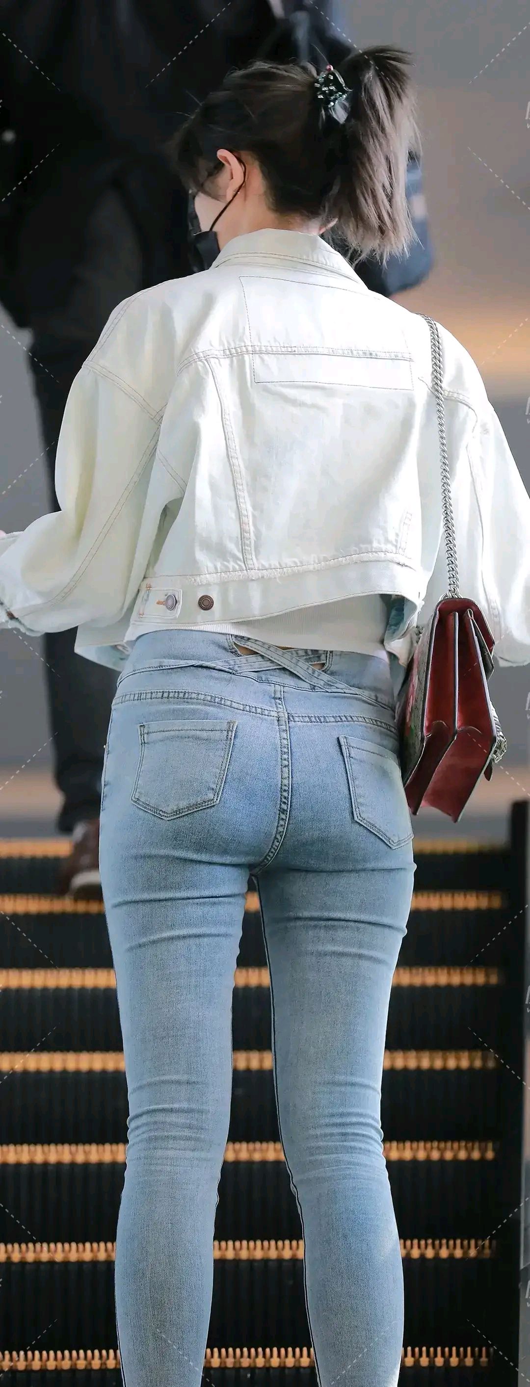 「街拍」紧身牛仔裤成了当今美女简单穿搭首选,时尚有显身材