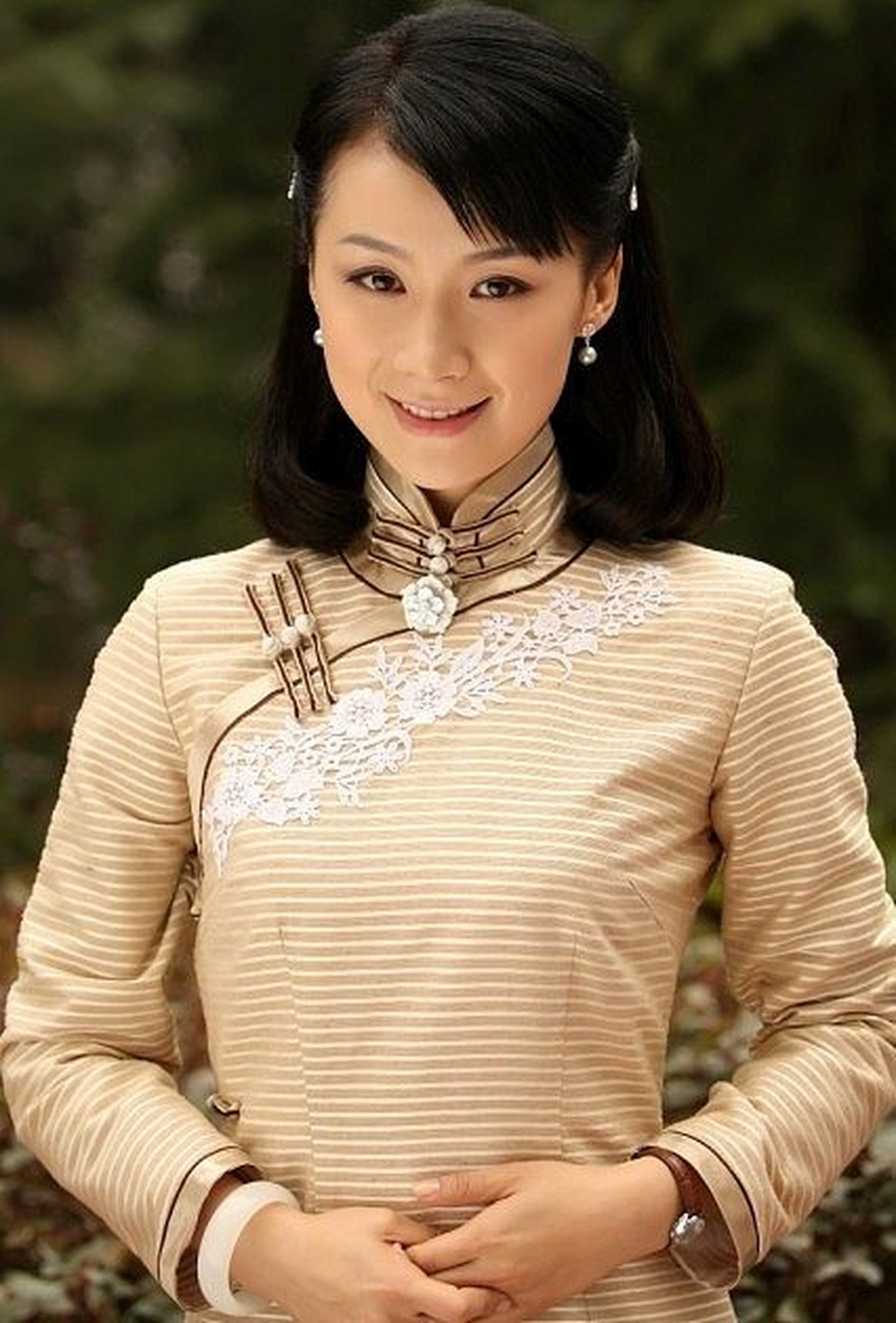 姚芊羽旗袍照,越"素"越好看,人淡如菊