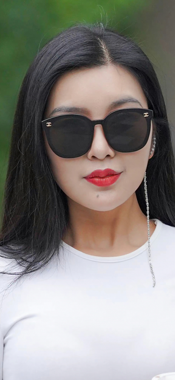 微胖身材圆脸墨镜美女小姐姐[鲜花]