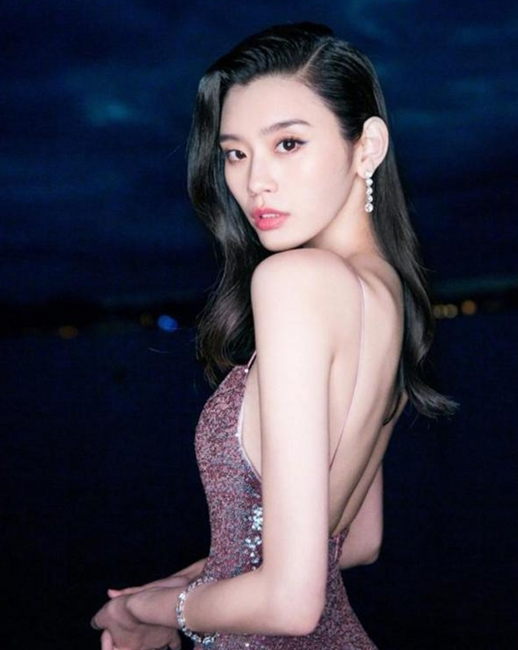 穿上粉色裙子的昆凌简直就是仙女下凡,美得不可方物!