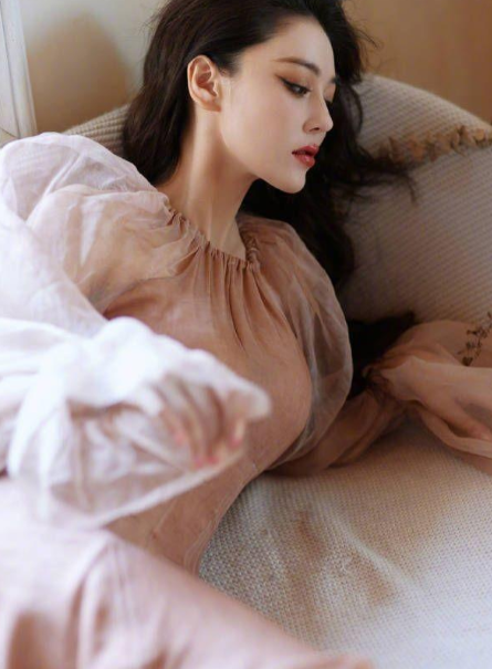 张馨予沐浴阳光,恬静温柔如油画美人