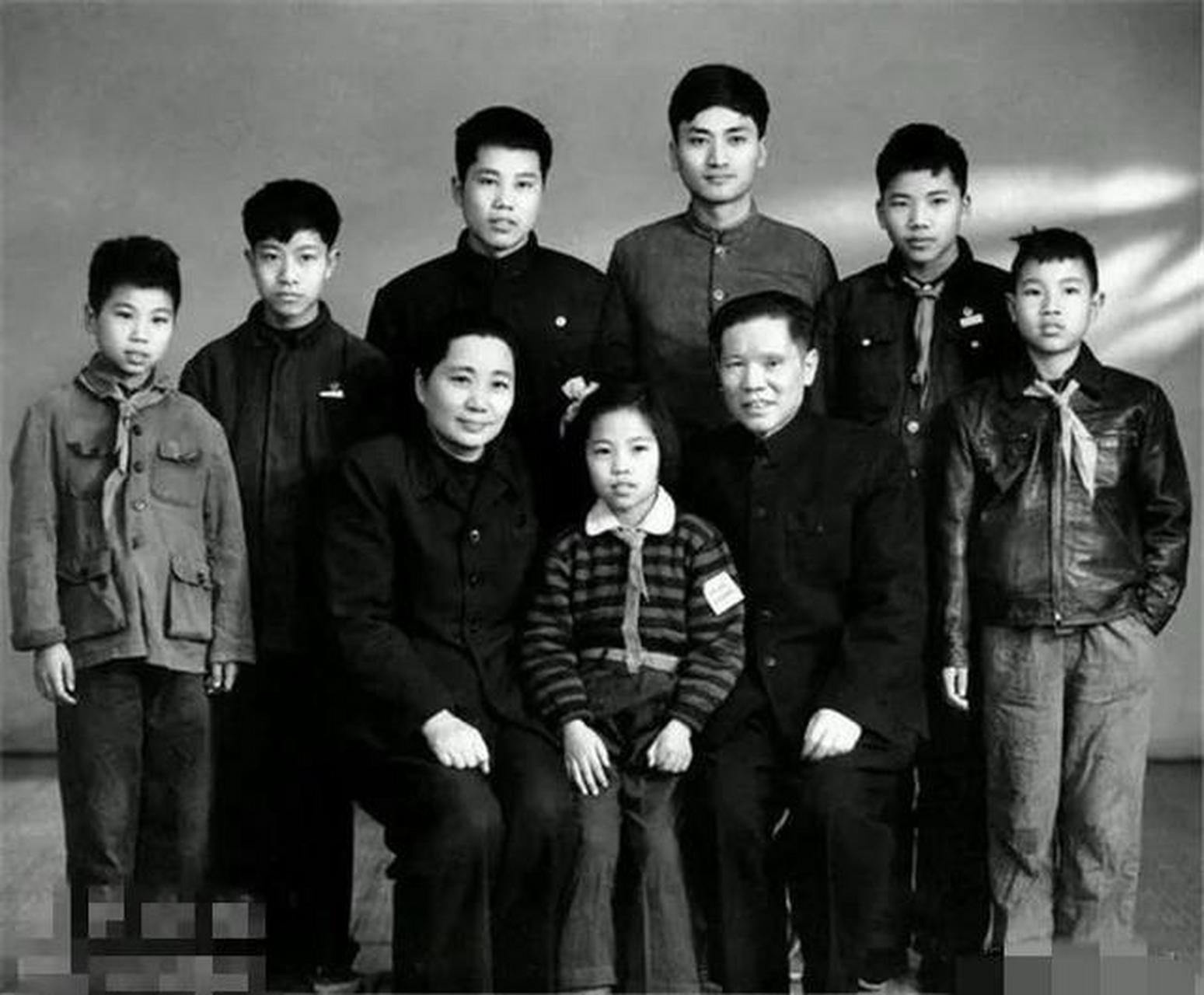 朱良才,一张罕见的全家福,照片中的人分别是他的妻子李开芬,大儿子朱