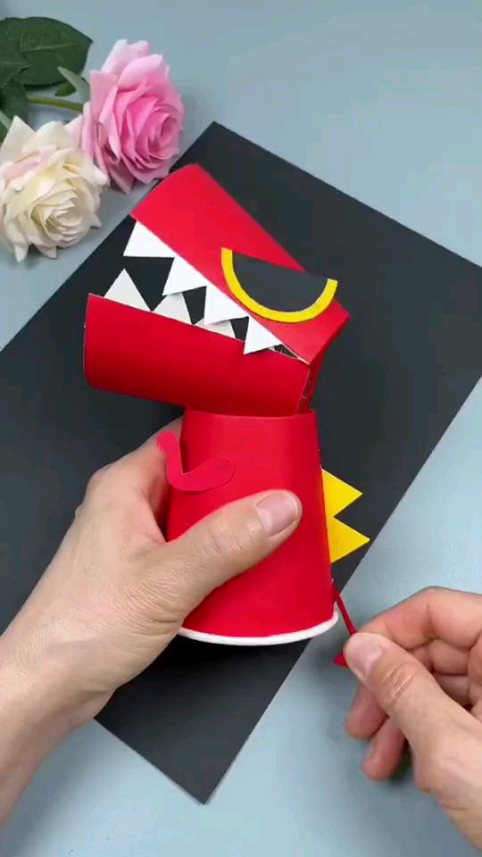 教你用纸杯制作一个会咆哮的小恐龙-度小视