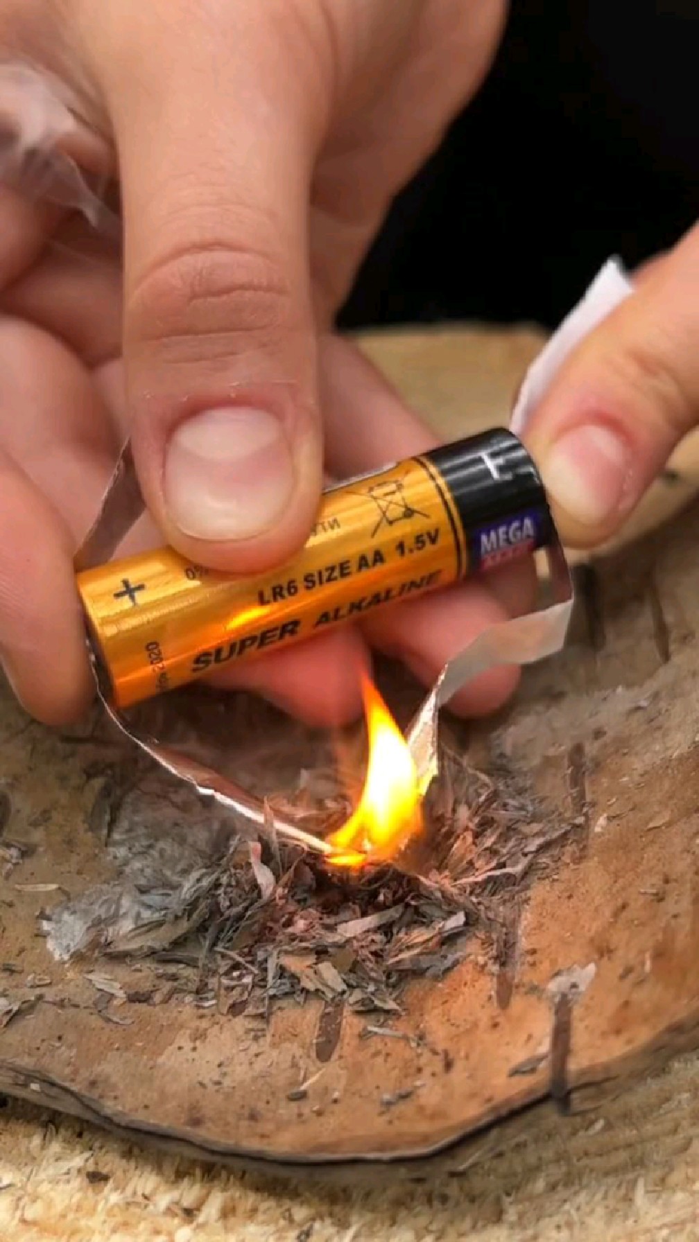 野外生存生火技巧:电池与铝箔纸轻松点火-度小视