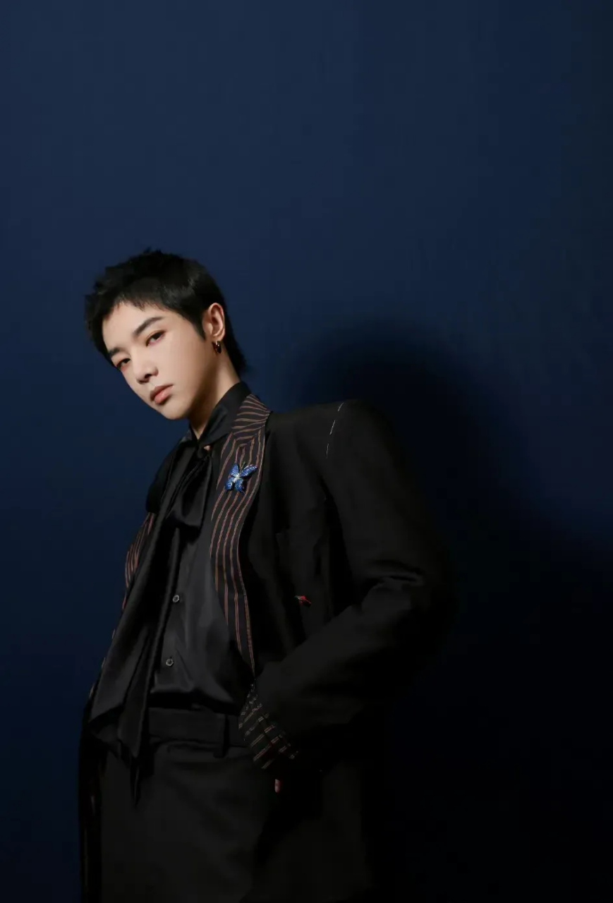 华晨宇工作室出的造型图释出,干净利落的短发,发自内心的微笑,再加上